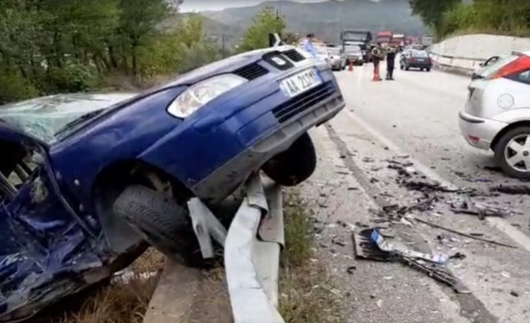 SHUHET FAMILJA NGA ELBASANI/ 4 të vdekur nga përplasja e fuqishme e 3 makinave në Elbasan (EMRAT)