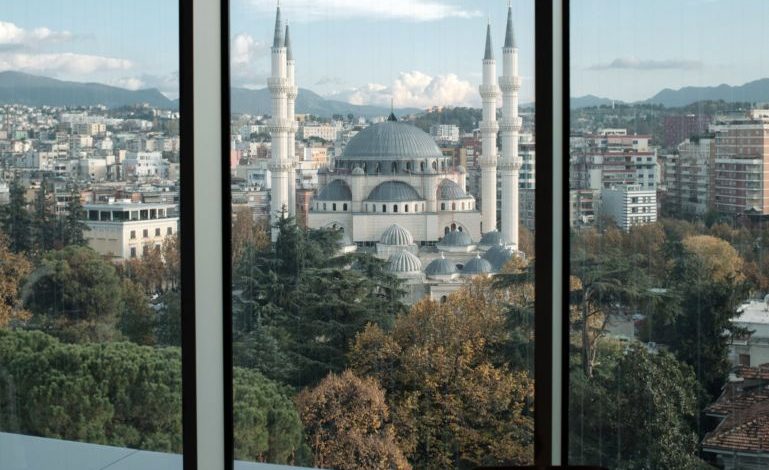 TIRANA NË FAQET E “NEW YORK TIMES”/ Një qytet kozmopolitan, e ardhmja e shkëlqyer e Shqipërisë (FOTOT)