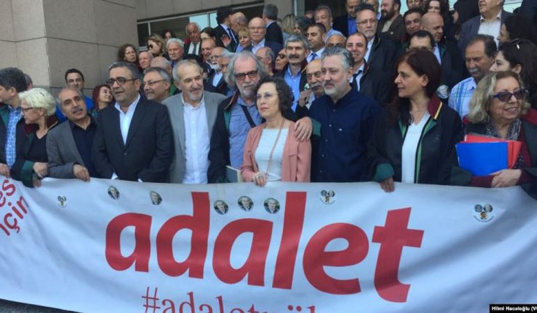 “GRUPE TERRORISTE”/ Qëndruan 142 ditë në burg, lirohen 5 gazetarët e medias opozitare në Turqi
