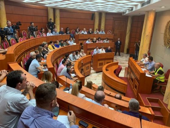 TËRMETI/ Kryebashkiaku Veliaj mbledh Shtabin e Emergjencave: Kontaktoni këdo që është prekur nga tërmeti