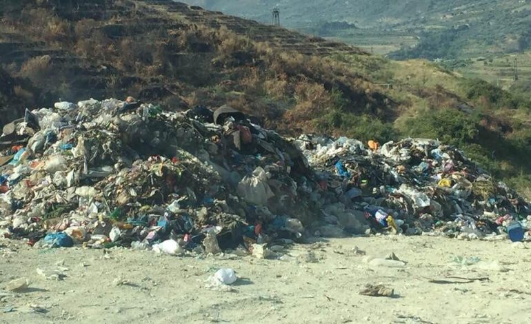 “SI ISHTE SI U BË”/ Bashkia eleminon “gangrenën” në fushën e mbetjeve në Ballsh (FOTO)