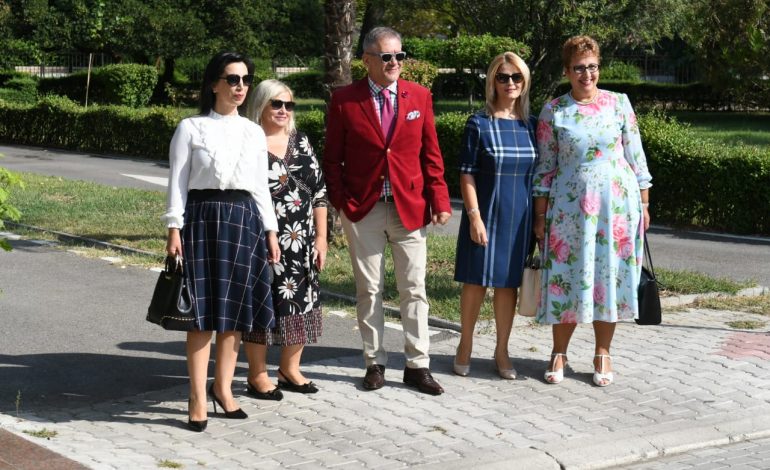 PARADA E KUVENDIT/ Shumica e grave me veshje të errëta. Ja kush bën ndryshimin (FOTO)