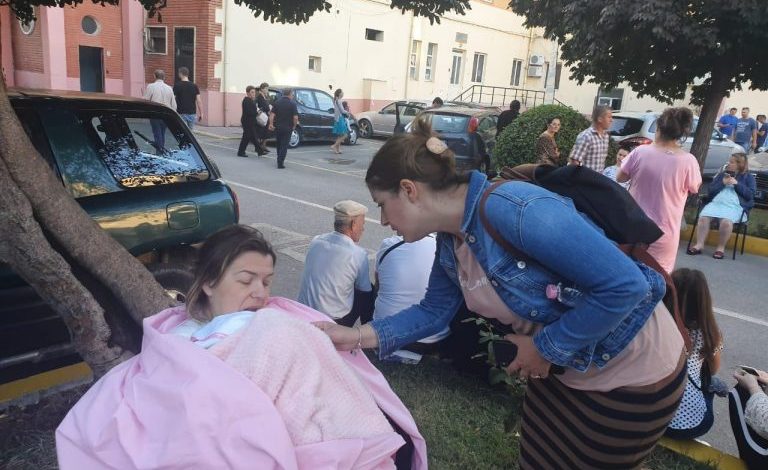 FOTOLAJM/ Momentet e para te panikut, Manastirliu ne maternitet qeteson nenen e re