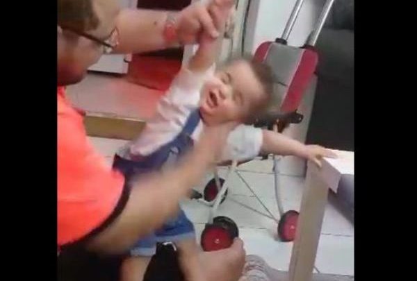 E RËNDË/ Shpulla dhe të goditura, babai dhunon fëmijën 1-vjeçar, vogëlushi s’ndalet nga të qarat (VIDEO)