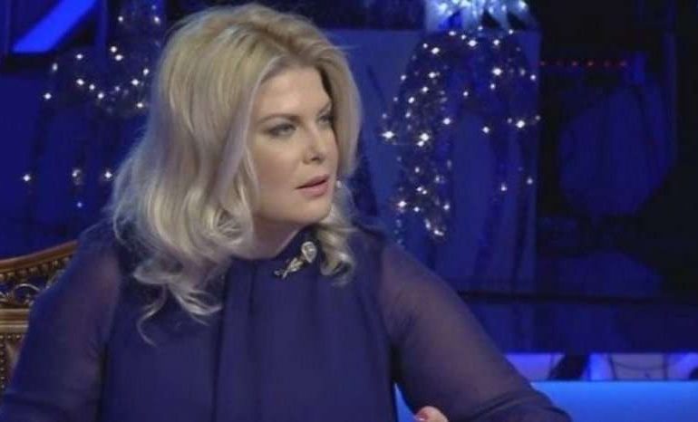 “I MORI NËNËS SIME 600 EURO”/ E akuzuan se merr para, reagon fort Eni Cobani dhe premton gjyq