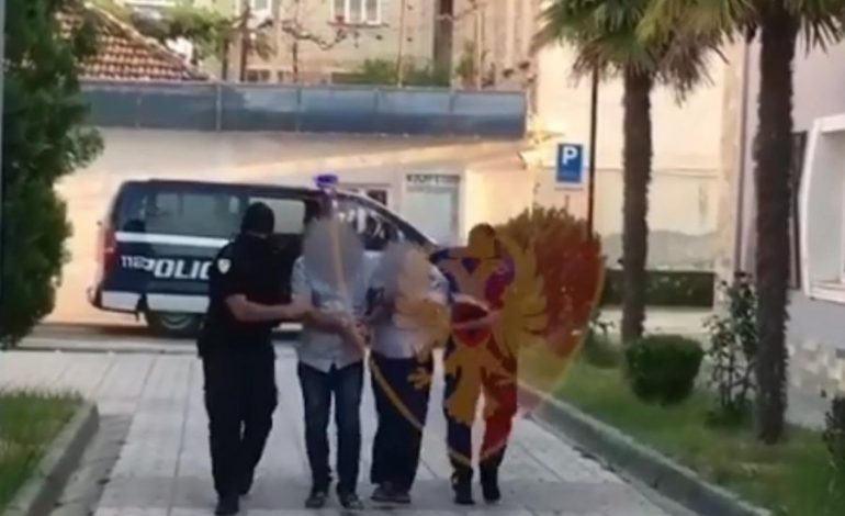U PLAKËN DUKE VJEDHUR PORTOFOLA ME PARA! Policia i lidh dorë më dorë dy 50-vjeçarët nga Fieri (VIDEO)