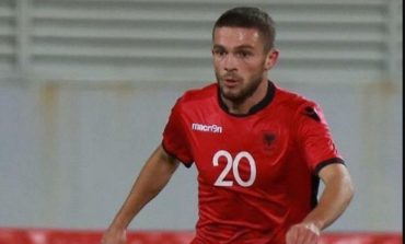 MBETET NJË PROBLEM PËR PARTIZANIN/ Largohet i dëmtuar nga fusha në Shqipëri-Austri lojtari...