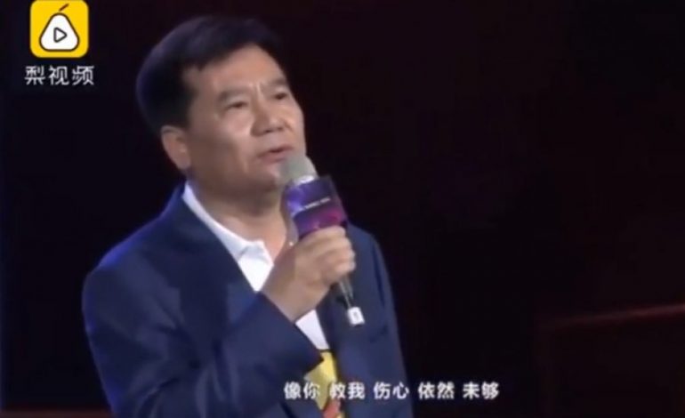 PRONARI I INTERIT PASKA TALENT SI KËNGËTAR/ Shihni sa bukur këndon në gjuhën kineze (VIDEO)