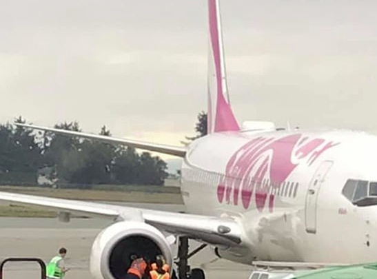 “DIÇKA PO SHKON KEQ MAM, TË DUA”/ Momente paniku në avion, tym dhe flakë në bord (VIDEO)