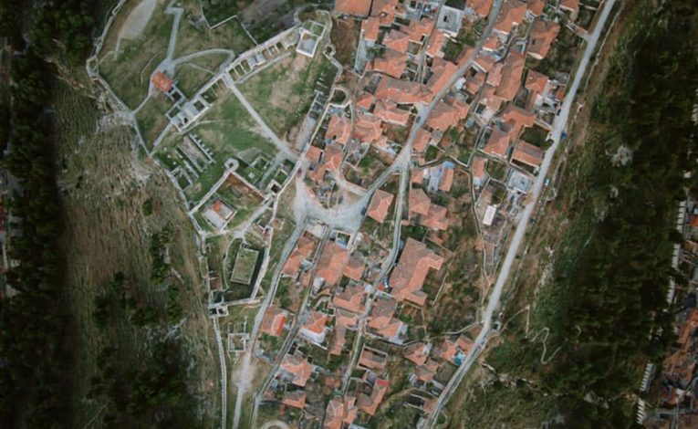 FOTO E DITËS/ Qyteti i një mbi një dritareve i parë nga… lart!