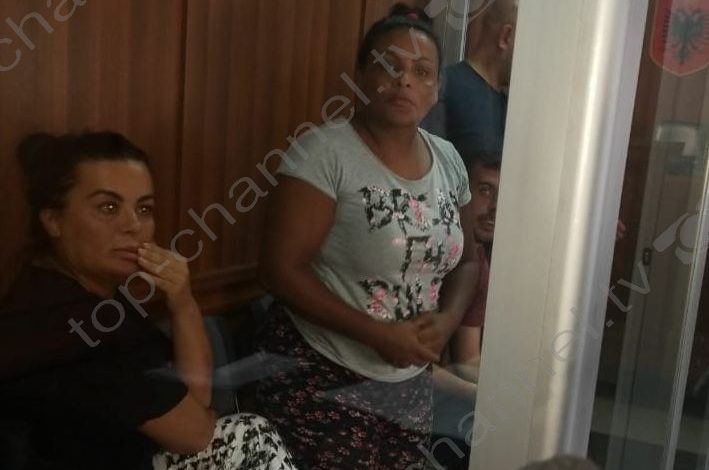 “MË ÇONI TEK VAJZA IME, ATA QË VODHËN PARATË JANË JASHTË”/ Sekserja e “Fondit Besa” shpërthen në lot në gjyq