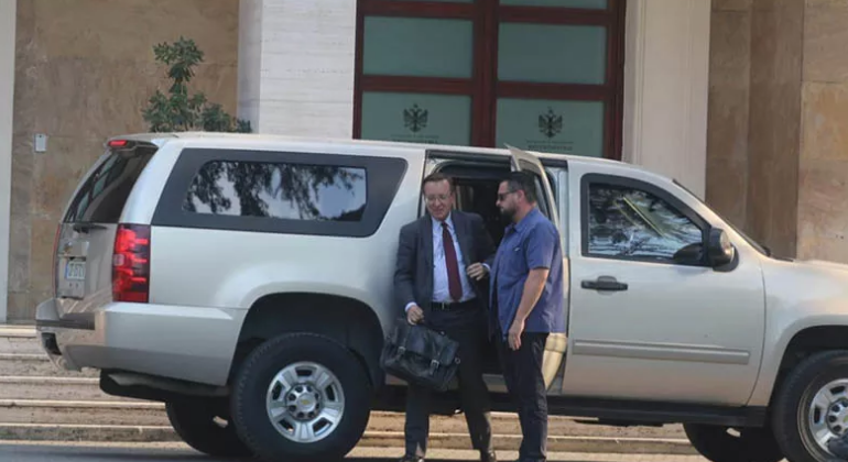 ZGJIDHJA E SITUATËS POLITIKE/ Zyrtari i DASH shkon në zyrën e kryeministrit Rama