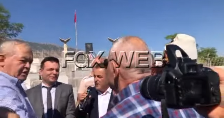 “O SHUSHUNJA, PO PËRDORNI GJAKUN E TYRE”/ Incident tek varrezat e Ballit Kombëtar, familjarët përplasen me ish-deputetët e PD-së (VIDEO)