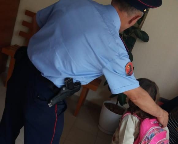 “POLICIA QË DUAM”/ 4-vjeçarja humb rrugën teksa kthehej nga kopështi në Dibër, policia e kthen…