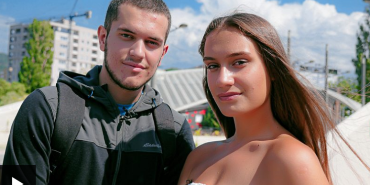 BBC: TË NDARË EDHE 20 VITE PAS LUFTËS/ Takimi i parë i shqiptarit dhe adoleshentes serbe të lindur pas luftës