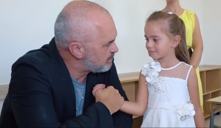 LIBRAT FALAS/ Rama replika me qytetarët: Kujdes revolen ktheje poshtë se po të shkrepi… (VIDEO)