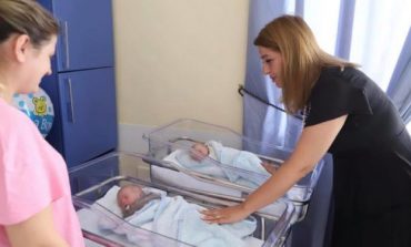 RAMA JEP LAJMIN E MIRË/ Dy vogëlushët që fitojnë betejën për jetën pas 37 ditësh të vështira në maternitet