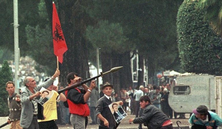 14 SHTATOR/ 21 vjetori i gjunjëzimit të shtetit shqiptar (FOTO)