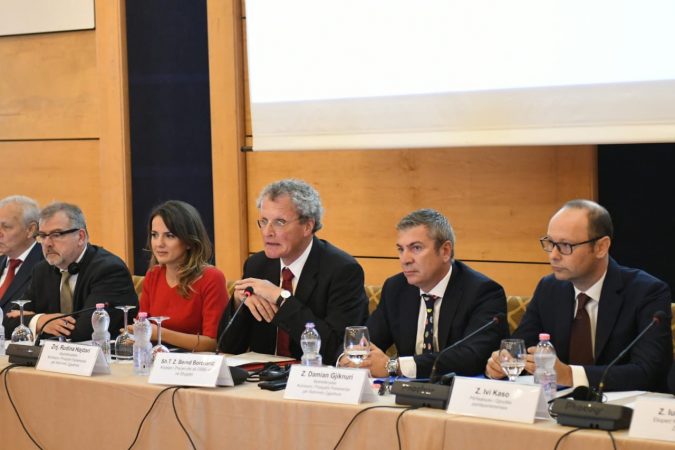 “JAM I ZHGËNJYER”/ Ambasadori I OSBE flet pas tryezës: Ne nuk e qeverisim këtë vend të marrim në dorë reformën