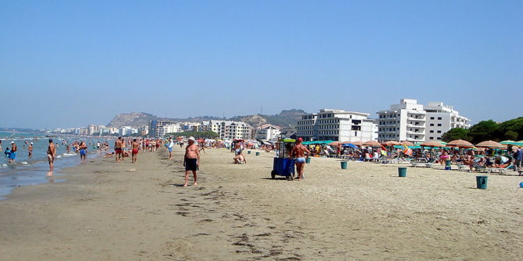 TRAGJIKE NË GOLEM/ Futet në det për t’u larë, humb jetën turistja çeke