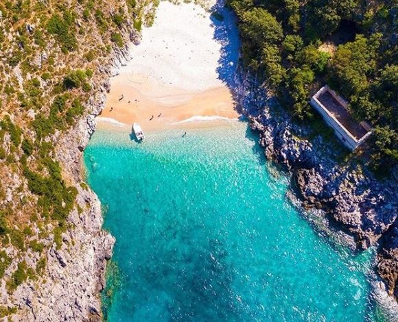 NJË NGA “PERLAT” E HIMARËS/ Plazhi i Filikurit, si arratisja e ëmbël gjatë pushimeve (FOTO)