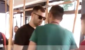VIDEO+18/ “O b**hq**ë, o plehrë, s’më ha fare…”. Djali GODET me grushta shoferin e autobusit në Tiranë