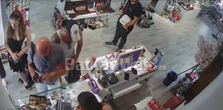 NDODH NË VLORË/ Turisti italian shkon në një dyqan, por e kapin kamerat duke bërë veprimin e turpshëm (VIDEO)