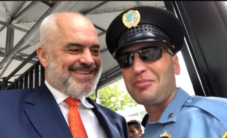 “KOSOVA RUAN…”/ Rama poston VIDEON E DITËS me policin shqiptar në New York