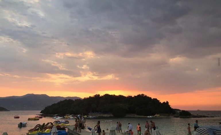 SHTATORI NË KSAMIL/ Turistët vijojnë pushimet teksa shijojnë perëndimin fanatstik (FOTO)