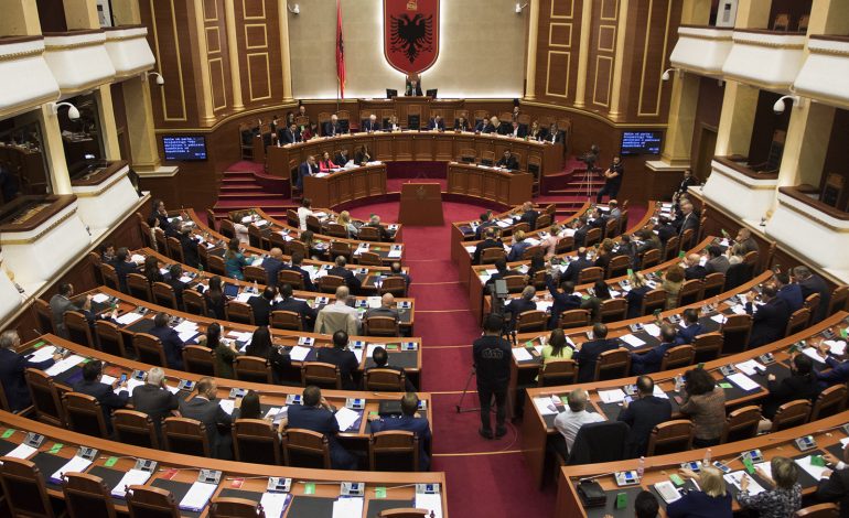 PROCEDURAT/ Parlamenti nis punën për zgjedhjen e anëtarëve të Kushtetueses