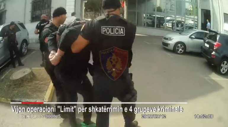 “BO BO BO, NDONJË SPIUNLLËK”/ Telefonata e trafikantit kur zbulon se i kanë arrestuar xhaxhanë: Zbrit poshtë urgjent!