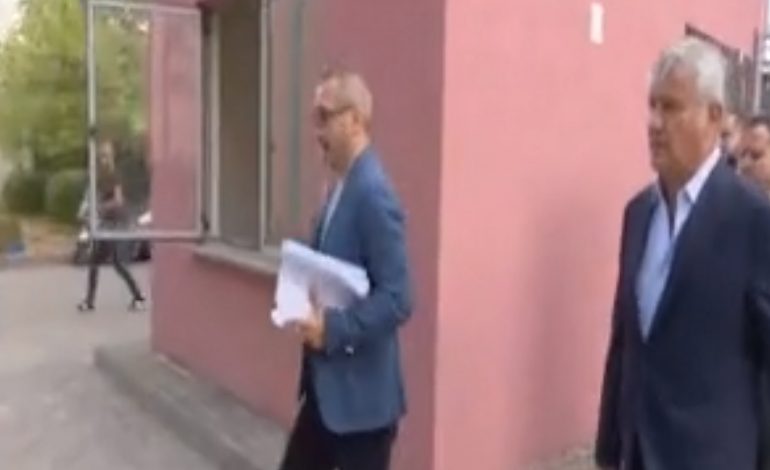 E FUNDIT/ Samir Tahiri mbërrin te Krimet e Rënda, kush e shoqëroi