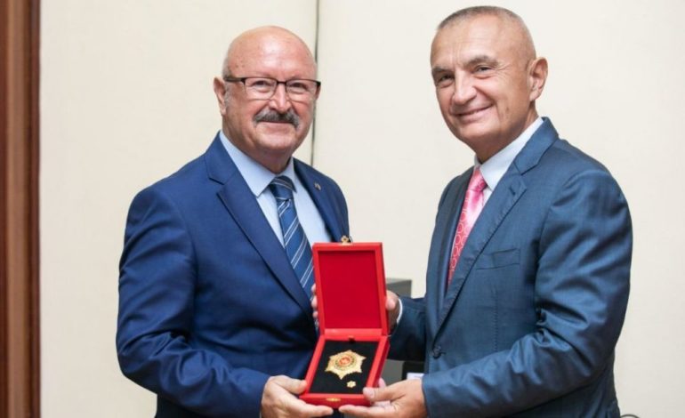 DO PENGONTE ZGJEDHJET/ Meta i jep dekoratën Bujar Kapexhiut