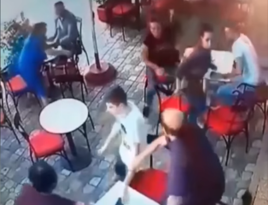 VIDEO E MOMENTIT/ Qytetarët largohen me vrap nga lokali nga frika e tërmetit