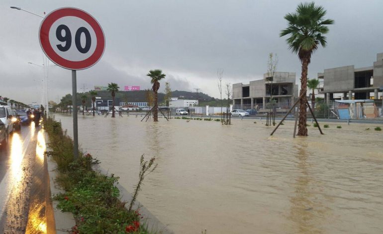 MOTI I KEQ/ Bllokohet aksi Krujë-Fushë Krujë, në Kurbin uji depërton në banesa dhe biznese