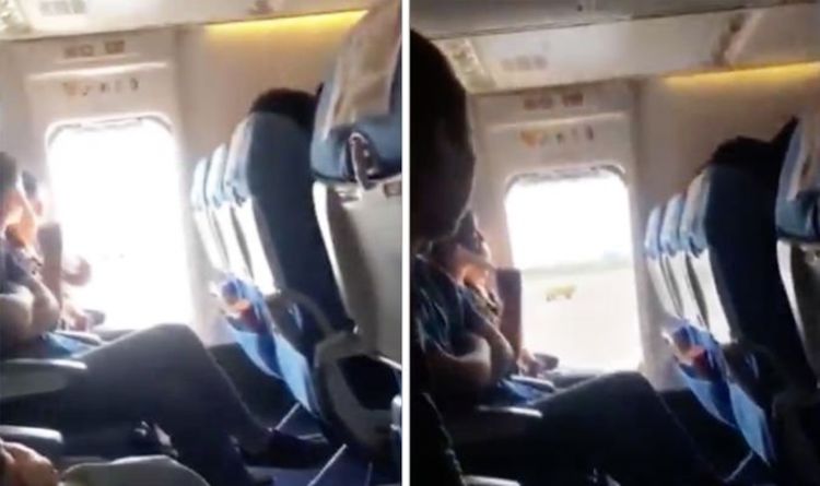 NDODH EDHE KJO/ Pasagjeri hap derën e avionit për të marrë ajër të pastër