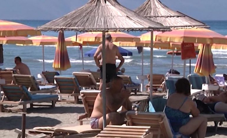 PLAZH NË MES TË SHTATORIT/ Turistët në Vlorë vlerësojnë kohën ideale për pushime (VIDEO)