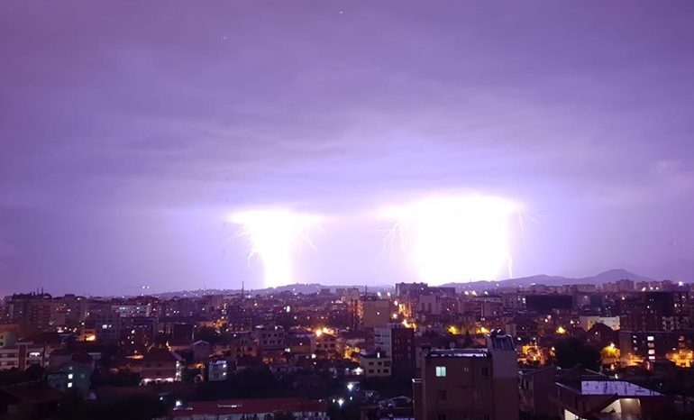 PAMJET SPEKTAKOLARE/ Kur mbrëmja e Tiranës “shndërrohet” në ditë nga vetëtimat