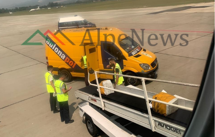 GRABITJA E RINASIT/ Ndryshojnë proçedurat e sigurisë, makina e policisë do shoqëroj paratë brenda në aeroport (FOTO)