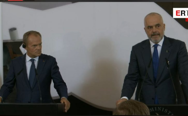 “KËTU PËR TË DHËNË MESAZH PUBLIK”/ Rama i jep “Yllin e Mirënjohjes” Tuskut: Avokat i Shqipërisë për negociatat
