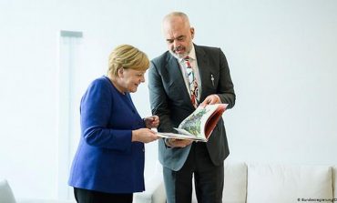 "ART DHE POLITIKË NË BERLIN"/ "DW": Shanset për Shqipërinë janë të mira, Merkel gati t’ua mbushë mendjen skeptikëve