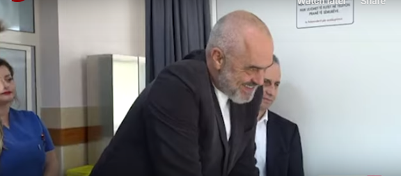 “JETËGJATI…”/ Rama batuta në spital: Gratë durojnë burrat gjithë jetën, jo më tërmetin (VIDEO)