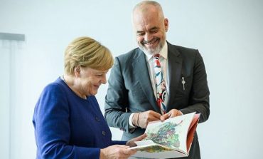 FOTO E DITËS/ Edi Rama i dhuron kancelares Merkel librin e tij me piktura