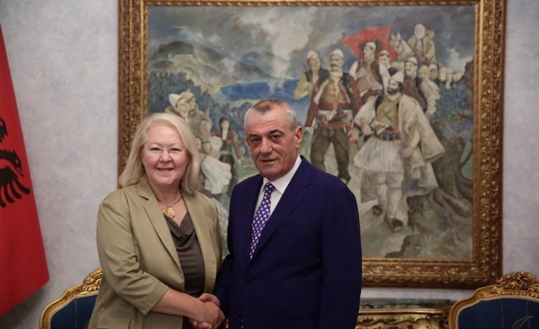 “POPUJT MERREN VESH MË MIRË SE QEVERITË”/ Ruçi takim me ambasadoren e Greqisë