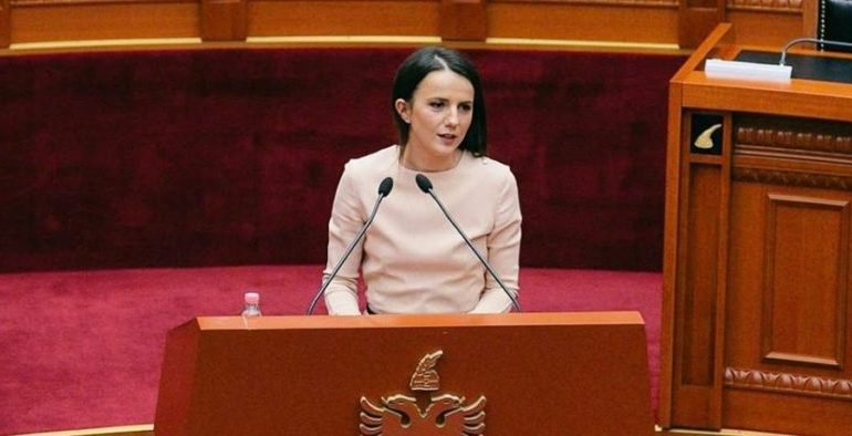 “PARA SE TË SHKOJ NË KUVEND”/ Rudina Hajdari me të bijën nisin ditën me një foto dhe kanë një arsye të veçantë