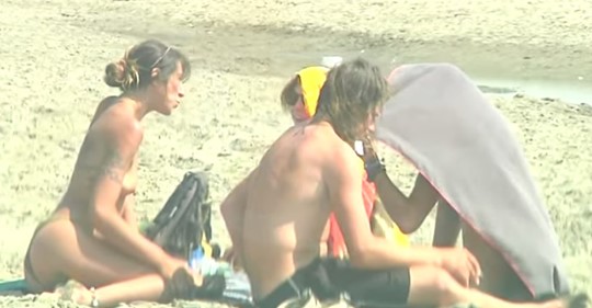 DEL VIDEO/ Lakuriq, SEKS dhe DROGË në plazhin e VILË Bashtovës (VIDEO)