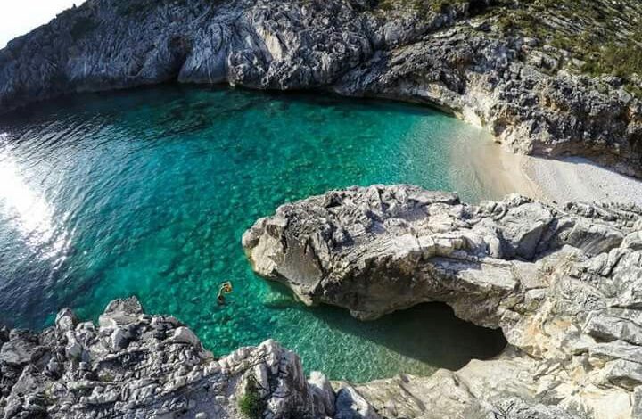 GJIRI I SKALOMAS BEGET/ Mrekullia ende e “virgjër” në Karaburun (FOTO)