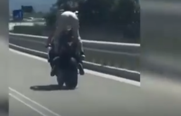 VAJZAT JAPIN “SHOW” MBI MOTOR/ Duke rrezikuar jetën në rrugën Tiranë-Elbasan (VIDEO)