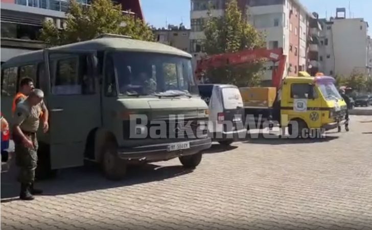 TËRMETI/ Ushtria zbret në Durrës, nis ngritja e çadrave në stadiumin “Niko Dovana” (VIDEO)
