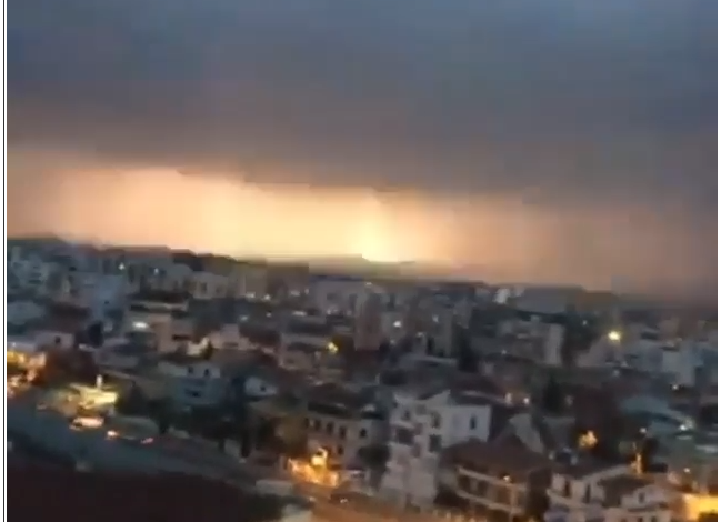 “ZBARDHET” TIRANA/ Vetëtimat “pushtojnë” qiellin në mbrëmje, ja PAMJET